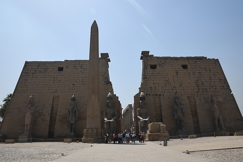 57 MAK_6201.jpg - Davanti al pilone di ingresso si trova un imponente obelisco in granito rosa; originariamente ce n'erano due...
